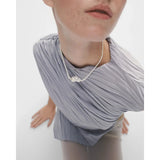 Pdpaola Collana La Perla indossata con perla barocca centrale e filo di perle d'acqua dolce, vista frontale CO01-A63-S