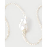 Pdpaola Collana La Perla vista completa con perla barocca e perle d'acqua dolce graduate su sfondo chiaro CO01-A63-S