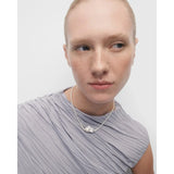 Pdpaola Collana La Perla indossata al collo, dettaglio perla barocca e perle bianche su argento placcato oro CO01-A63-S