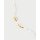 Pdpaola Collana La Perla dettaglio chiusura in argento placcato oro 18kt con logo inciso e perle bianche CO01-A63-S