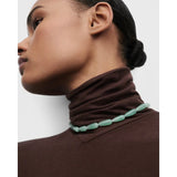 Pdpaola Collana Minerals Green Aventurine Drop indossata, perle di avventurina verde su collo, vista laterale CO01-B36-S