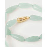 Pdpaola Collana Minerals Green Aventurine Drop dettaglio chiusura dorata con logo Pdpaola e pietre avventurina CO01-B36-S