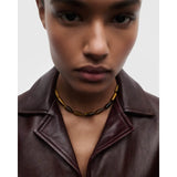 Pdpaola Collana Minerals Occhio di Tigre Drop in occhio di tigre indossata come choker su giacca in pelle marrone CO01-B32-S