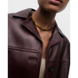 Pdpaola Collana Minerals Occhio di Tigre Drop indossata al collo, dettaglio perle a goccia occhio di tigre su outfit in pelle CO01-B32-S