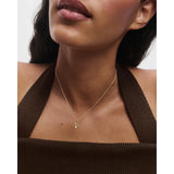 Pdpaola Collana Signature Essential Initials B Initial vista indossata ravvicinata pendente dorato con zircone CO01-B75-U