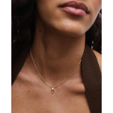 Pdpaola Collana Signature Essential Initials D Initial indossata su collo, pendente lettera D in oro CO01-B77-U