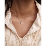 Pdpaola Collana Signature Essential Initials E Initial Silver indossata su décolleté con pendente lettera E argento CO02-B78-U