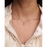 Pdpaola Collana Signature Essential Initials F Initial indossata su décolleté con pendente lettera F dorato CO01-B79-U