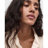 Pdpaola Collana Signature Essential Initials F Initial vista indossata primo piano pendente lettera F dorato CO01-B79-U