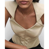 Pdpaola Collana Signature Essential Initials J Initial vista indossata con top, catena oro e pendente lettera CO01-B83-U