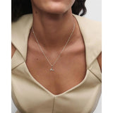 Pdpaola Collana Signature Essential Initials L Initial Silver indossata su décolleté con pendente lettera L argento CO02-B85-U