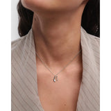 Pdpaola Collana Signature Essential Initials N Initial Silver indossata su décolleté con pendente lettera N argento CO02-B87-U