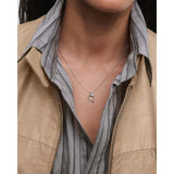 Pdpaola Collana Signature Essential Initials Q Initial Silver indossata su décolleté con pendente lettera Q argento CO02-B90-U