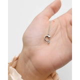 Pdpaola Collana Signature Essential Initials Q Initial Silver dettaglio pendente lettera Q sul palmo della mano CO02-B90-U