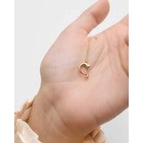 Pdpaola Collana Signature Essential Initials Q Initial dettaglio pendente sul palmo della mano, oro e zircone CO01-B90-U