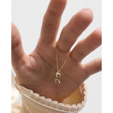 Pdpaola Collana Signature Essential Initials R Initial dettaglio pendente lettera R dorato tenuto in mano CO01-B91-U