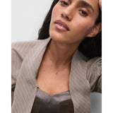 Pdpaola Collana Signature Essential Initials R Initial indossata con blazer, pendente lettera R dorato con zircone CO01-B91-U