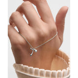 Pdpaola Collana Signature Essential Initials T Initial Silver indossata su mano, pendente lettera T argento con zircone CO02-B93-U
