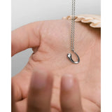 Pdpaola Collana Signature Essential Initials U Initial Silver dettaglio pendente lettera U in mano, argento rodiato CO02-B94-U