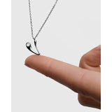 Pdpaola Collana Signature Essential Initials V Initial Silver dettaglio pendente su dito, argento rodiato e zircone CO02-B95-U