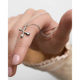 Pdpaola Collana Signature Essential Initials X Initial Silver indossata, dettaglio pendente lettera X con zircone CO02-B97-U