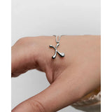 Pdpaola Collana Signature Essential Initials X Initial Silver vista indossata su mano, pendente argento rodiato CO02-B97-U
