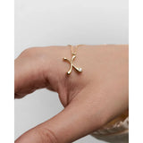 Pdpaola Collana Signature Essential Initials X Initial vista indossata su polso, pendente oro e zircone CO01-B97-U