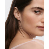 Pdpaola Gravity Ear Piercing orecchino a bottone dorato indossato, vista laterale viso donna PG01-347-U