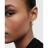 Pdpaola Orecchini Air Mini hoops indossati, design sinuoso in argento placcato oro con zirconi vista laterale AR01-F52-U