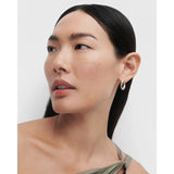 Pdpaola Orecchini Helix Silver indossati, cerchio argento rodiato con forma organica avvolgente AR02-E15-U