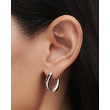 Pdpaola Orecchini Helix Silver dettaglio ravvicinato indossato, cerchio argento rodiato lucido AR02-E15-U