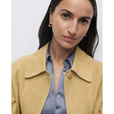 Pdpaola Orecchini Loop indossati su modella, dettaglio orecchino destro dorato con outfit casual elegante AR01-C85-U