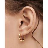 Pdpaola Orecchini Mini Magma Hoops dettaglio indossato su orecchio, forma organica dorata lucida AR01-C27-U