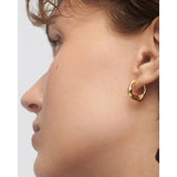 Pdpaola Orecchini Mini Magma Hoops vista frontale indossati, cerchi scultorei placcati oro 18kt AR01-C27-U