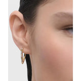 Pdpaola Orecchini Multicolor Gloss indossati, dettaglio orecchio con cerchio oro e zirconi colorati AR01-G26-U