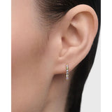 Pdpaola Orecchini Multicolor Oda vista laterale indossata, pietre zircone multicolore su hoop dorato AR01-G18-U