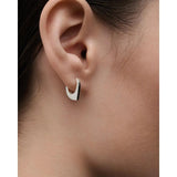 Pdpaola Orecchini Oda Silver dettaglio indossato, profilo geometrico squadrato in argento rodiato AR02-G20-U