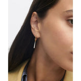 Pdpaola Orecchini Olga Mini dettaglio indossato, cerchio oro con pendente pavé di zirconi bianchi AR01-C89-U