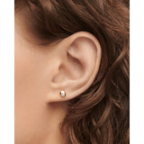 Pdpaola Orecchini Sand Single Stud dettaglio indossato al lobo, design organico oro 18kt con zircone PG01-241-U