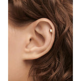 Pdpaola Orecchini Sand Single Stud indossato alla cartilagine, forma organica oro con zircone cubico PG01-241-U