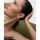 Pdpaola Orecchini Vento Silver hoops in argento rodiato indossati, vista laterale su modella AR02-G31-U