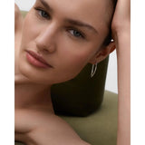 Pdpaola Orecchini Vento Silver hoops in argento rodiato indossati, dettaglio ravvicinato orecchio AR02-G31-U