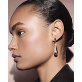 Pdpaola Orecchini Glacier Silver indossati, orecchino pendente a goccia in argento rodiato su modella, vista laterale AR02-E19-U