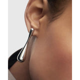 Pdpaola Orecchini Glacier Silver dettaglio indossato, pendente a goccia in argento rodiato lucido vista ravvicinata AR02-E19-U