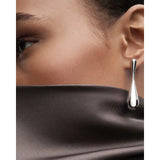 Pdpaola Orecchini Festive Capsule Glacier Silver indossati, goccia pendente argento rodiato lucido su modella AR02-E19-U