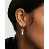 Pdpaola Orecchini Icons Jupiter Silver indossato, pendente a goccia in argento rodiato su orecchio PG02-092-U