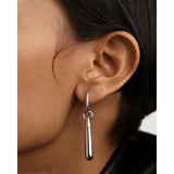 Pdpaola Icons Large Jupiter Silver orecchino pendente indossato, dettaglio goccia argento lucido su orecchio PG02-087-U