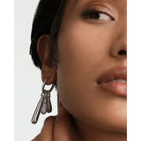 Pdpaola Icons Large Jupiter Silver orecchino indossato con charm multipli pendenti argento e pavé PG02-087-U