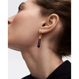 Pdpaola Orecchini Icons Sodalite Large Jupiter dettaglio indossato ravvicinato, goccia sodalite blu e oro PG01-336-U