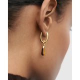 Pdpaola Orecchini Icons Occhio di Tigre Jupiter indossati, cerchio dorato con pendente occhio di tigre a goccia PG01-376-U